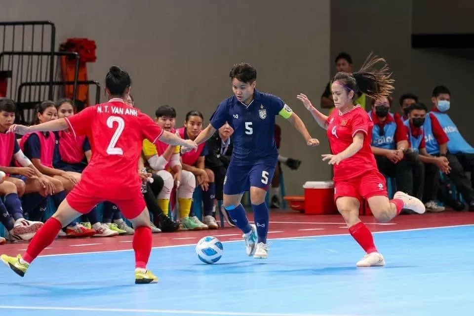 Đội tuyển futsal nữ Việt Nam và Thái Lan thi đấu tại vòng bảng giải vô địch futsal nữ Đông Nam Á 2024.